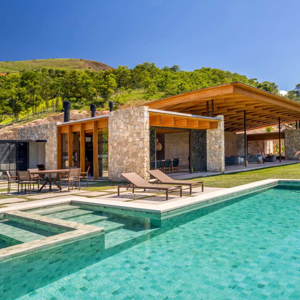 Ce toit en treillis de bois flotte au-dessus de la pierre et de la terre&nbsp;cuite