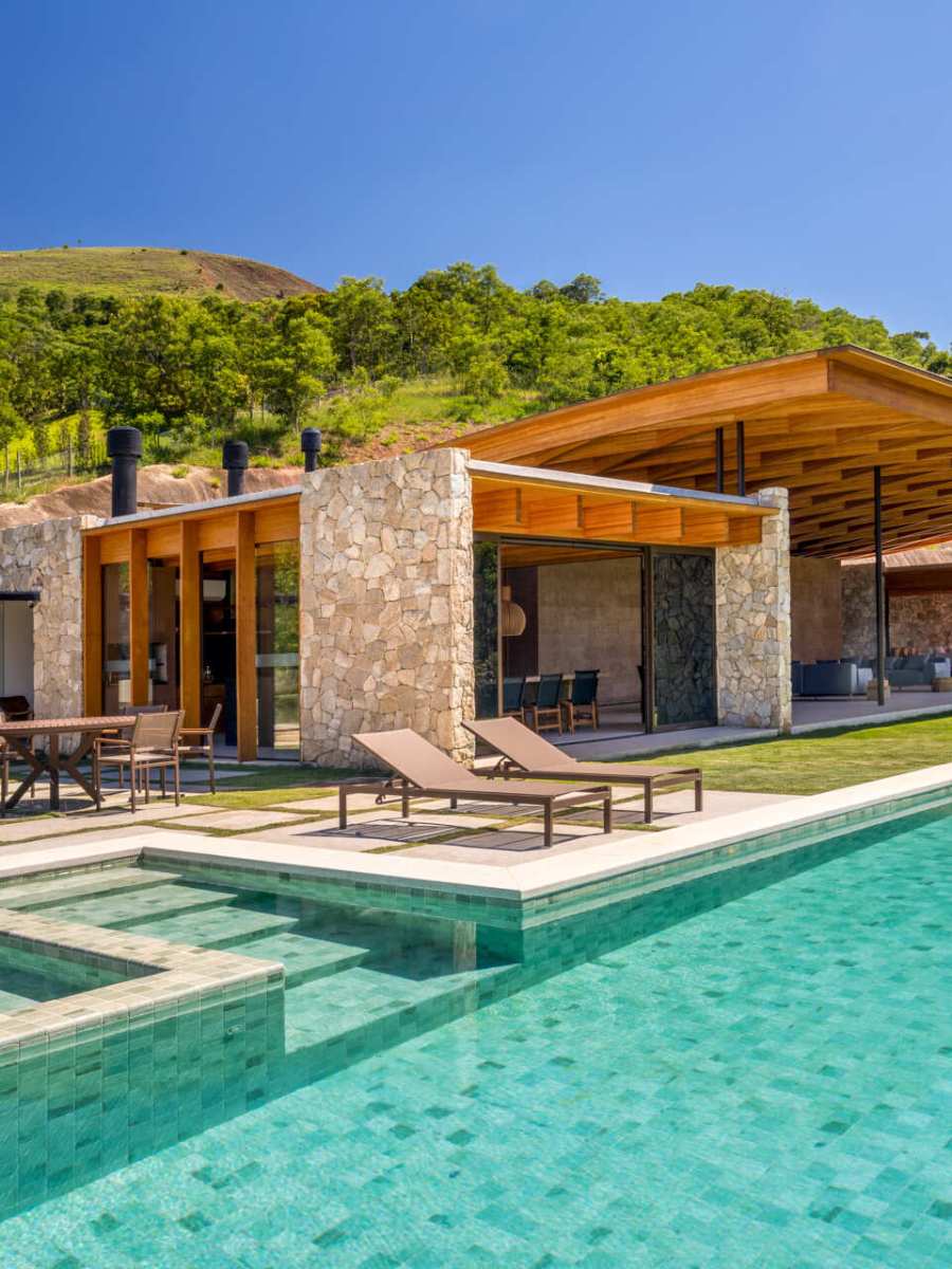 Ce toit en treillis de bois flotte au-dessus de la pierre et de la terre&nbsp;cuite