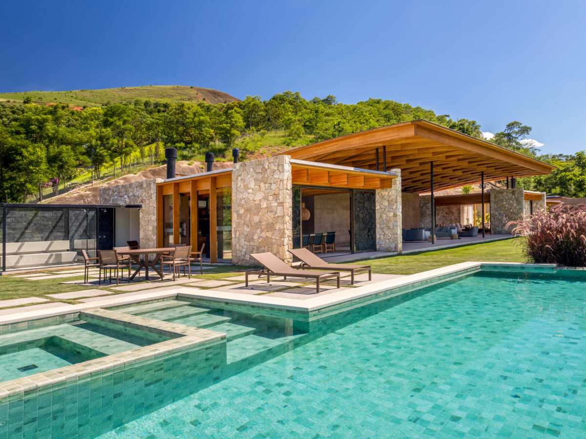 Ce toit en treillis de bois flotte au-dessus de la pierre et de la terre&nbsp;cuite