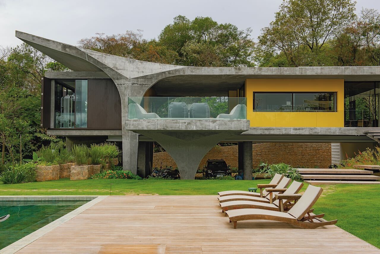 Pénétrez dans une maison sculpturale en béton