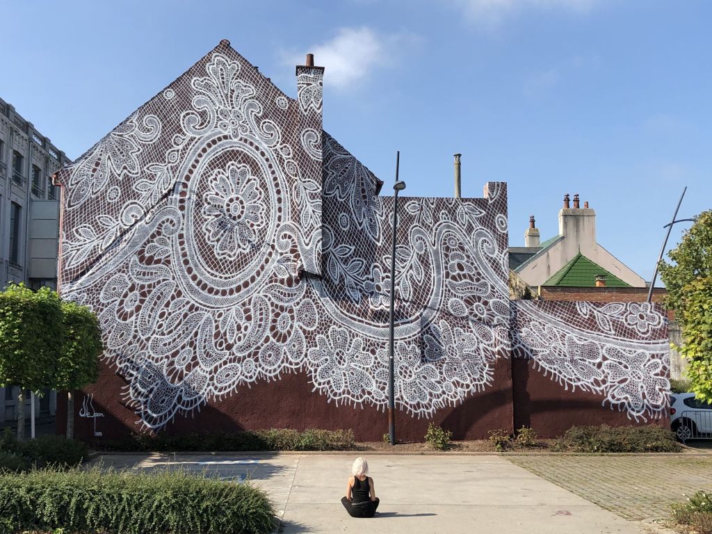 Une icône mondiale du street art apporte la dentelle à DOMOTEKA