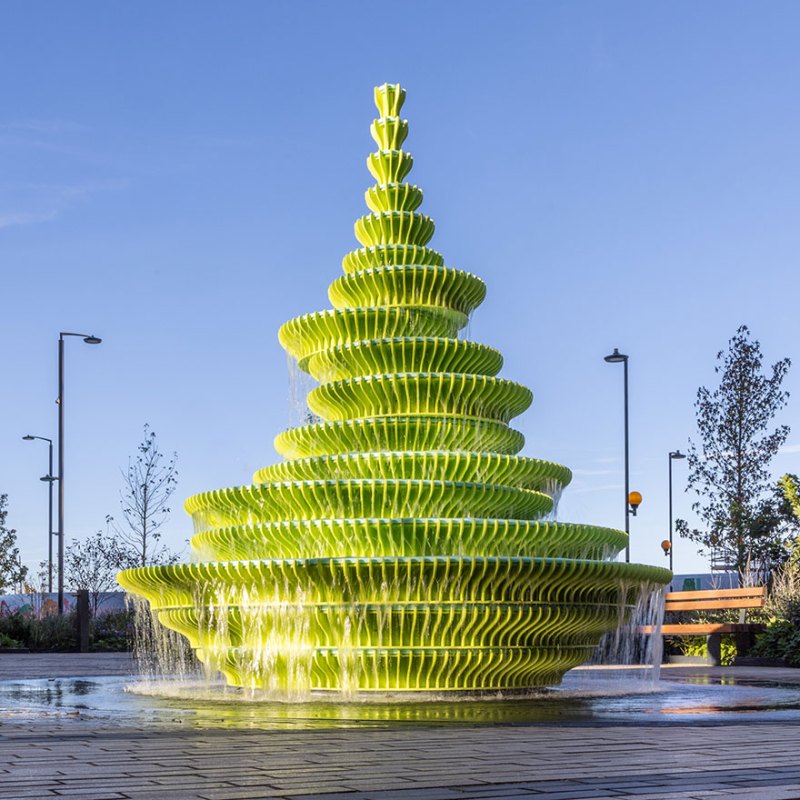Cette fontaine célèbre l&rsquo;artisanat, le lien social et le vert&nbsp;citron.