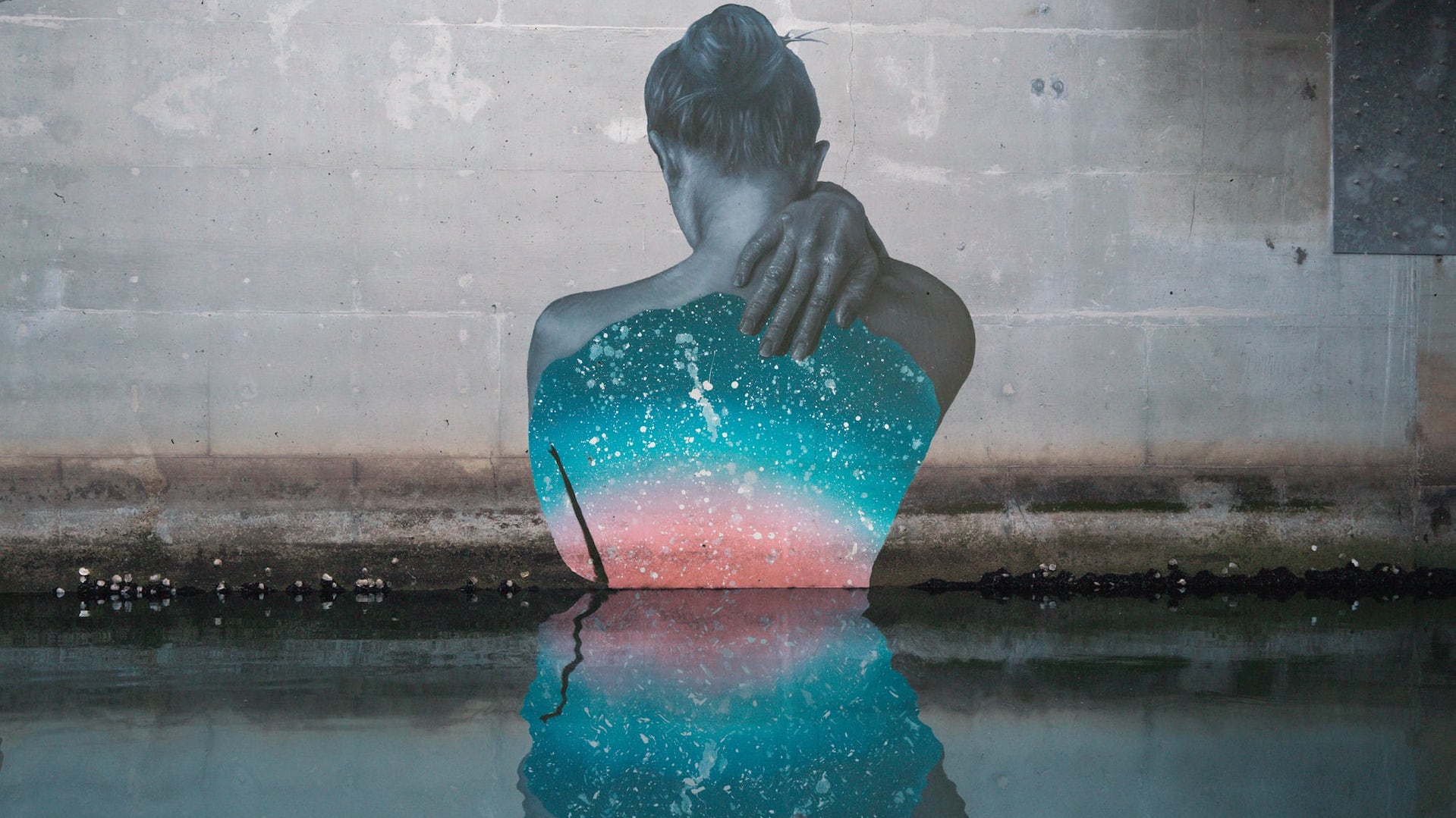 Des fresques qui semblent émerger de l’eau