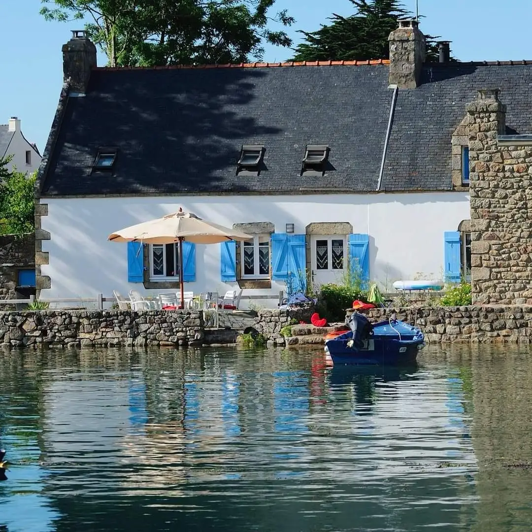 L’architecture bretonne est très reconnaissable et profondément liée à son climat