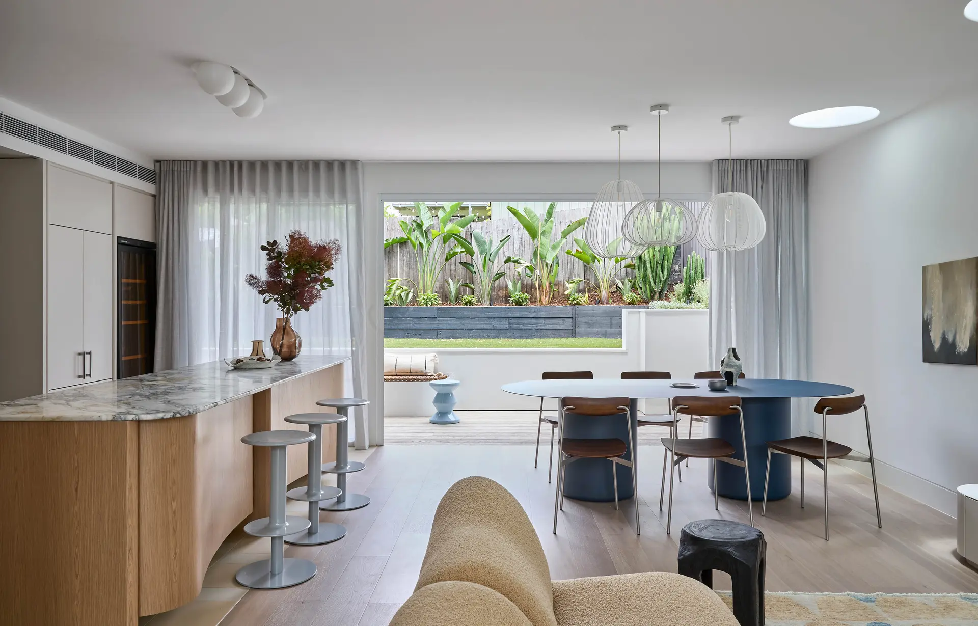 Une cuisine en marbre est la pièce maîtresse de cette lumineuse maison d&rsquo;ouvrier.